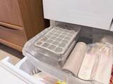 「氷を一度に60個も作れる！ 3COINS「880円製氷器」は夏の必需品。ワンプッシュで取り出しも快適」の画像3