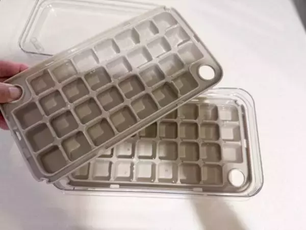 「氷を一度に60個も作れる！ 3COINS「880円製氷器」は夏の必需品。ワンプッシュで取り出しも快適」の画像