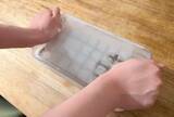 「氷を一度に60個も作れる！ 3COINS「880円製氷器」は夏の必需品。ワンプッシュで取り出しも快適」の画像6
