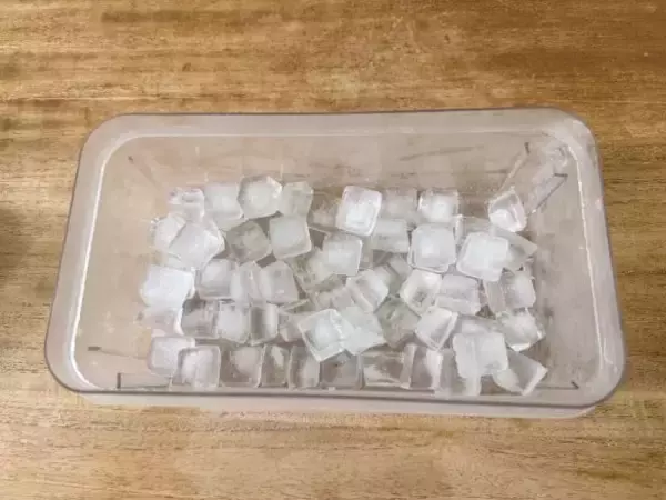 「氷を一度に60個も作れる！ 3COINS「880円製氷器」は夏の必需品。ワンプッシュで取り出しも快適」の画像