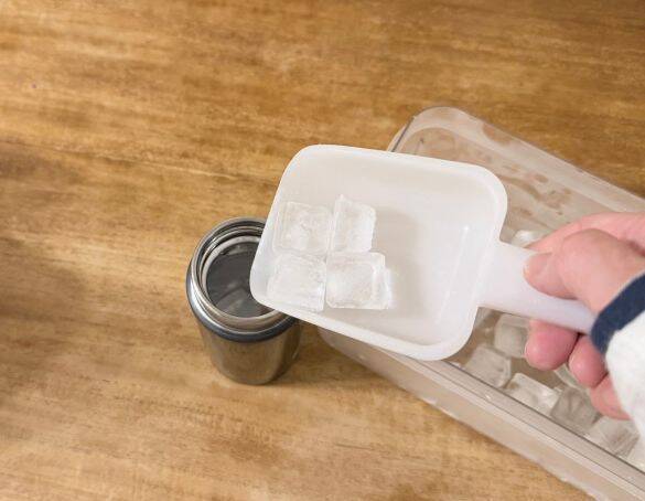 氷を一度に60個も作れる！ 3COINS「880円製氷器」は夏の必需品。ワンプッシュで取り出しも快適