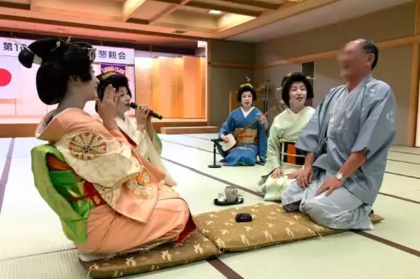 「「バカ殿様の1シーン？」芸妓さんが投稿した写真にビックリ！本人を直撃すると「普通の日常すぎて…」」の画像