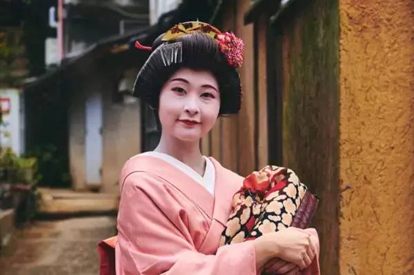 「「バカ殿様の1シーン？」芸妓さんが投稿した写真にビックリ！本人を直撃すると「普通の日常すぎて…」」の画像