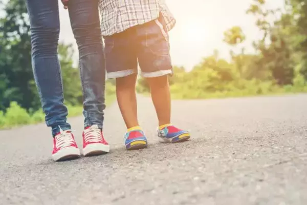 元夫と5歳息子の面会中、見知らぬ女性が一緒にいた。偶然目撃した39歳母が「見てはいけないものを見た」
