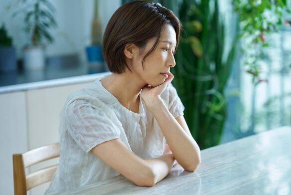 元夫と5歳息子の面会中、見知らぬ女性が一緒にいた。偶然目撃した39歳母が「見てはいけないものを見た」