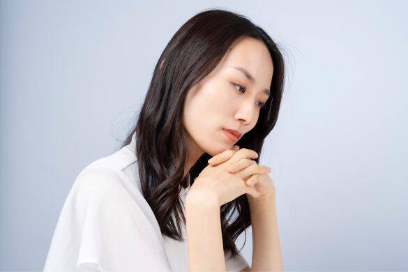元夫と5歳息子の面会中、見知らぬ女性が一緒にいた。偶然目撃した39歳母が「見てはいけないものを見た」