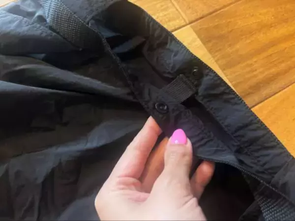 「3COINSの“背負えるエコバッグ”が使い勝手良すぎ！トートとリュックの「いいとこ取り」で買い物帰りが激変」の画像