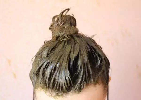 「グレイヘアが汚く見える原因とは？自分で白髪染めする48歳、ツヤ髪の秘密」の画像