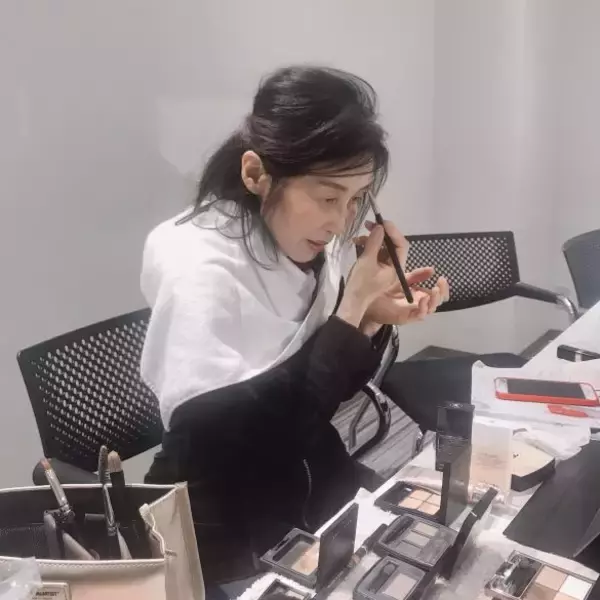 「グレイヘアが汚く見える原因とは？自分で白髪染めする48歳、ツヤ髪の秘密」の画像