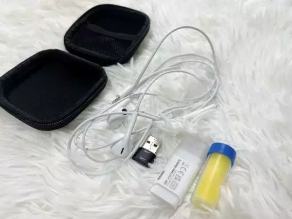 「“イヤホンすぐ壊れる問題”が100均アイテムで解決！ほどよい硬さと「ポケット付き」が決め手に」の画像