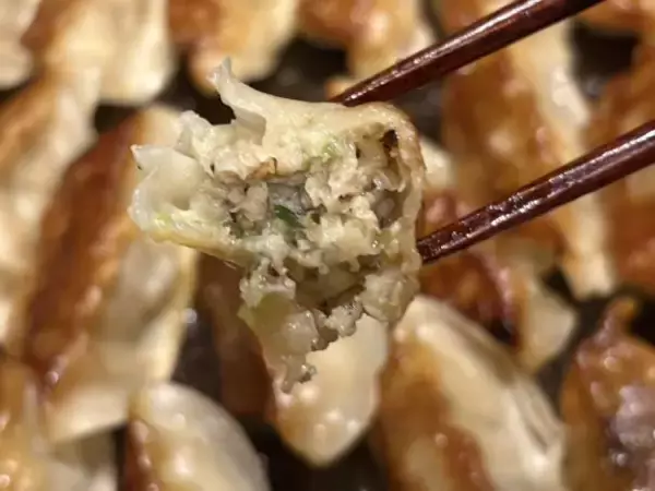 「激安スーパー「ロピア」の“おトクすぎる30個入り餃子”4種を食べ比べ！ 定番の肉餃子から、中毒性抜群のにんにくマシマシまで」の画像