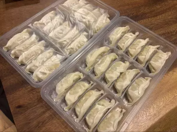 「激安スーパー「ロピア」の“おトクすぎる30個入り餃子”4種を食べ比べ！ 定番の肉餃子から、中毒性抜群のにんにくマシマシまで」の画像