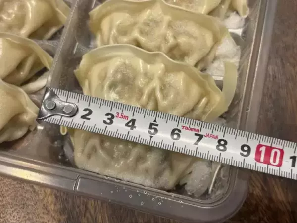 「激安スーパー「ロピア」の“おトクすぎる30個入り餃子”4種を食べ比べ！ 定番の肉餃子から、中毒性抜群のにんにくマシマシまで」の画像