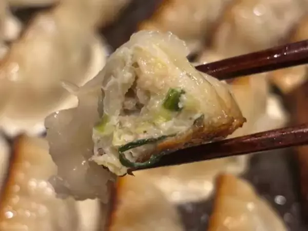 「激安スーパー「ロピア」の“おトクすぎる30個入り餃子”4種を食べ比べ！ 定番の肉餃子から、中毒性抜群のにんにくマシマシまで」の画像