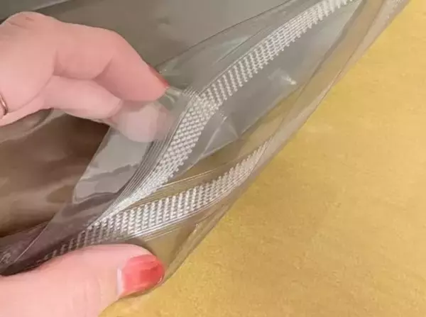 「何度も開け閉めしたくなる！ ダイソーの“新感覚ジップバッグ”が想像以上。スーッと閉まる「快適すぎる使い心地」」の画像
