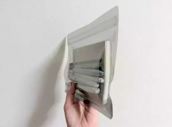 「何度も開け閉めしたくなる！ ダイソーの“新感覚ジップバッグ”が想像以上。スーッと閉まる「快適すぎる使い心地」」の画像