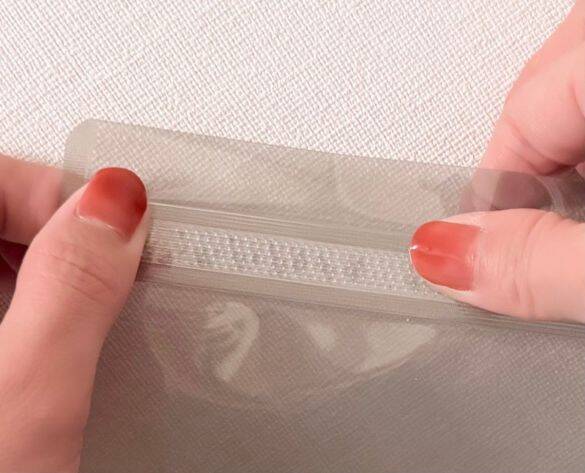 何度も開け閉めしたくなる！ ダイソーの“新感覚ジップバッグ”が想像以上。スーッと閉まる「快適すぎる使い心地」