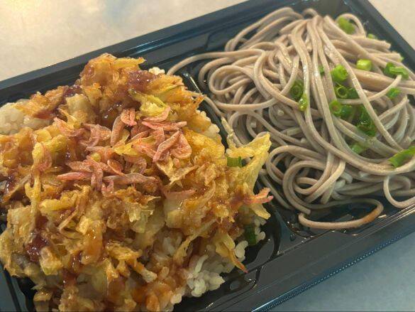 「ボリューム満点でコスパ抜群!!」“話題のスーパー”で発見。399円の天丼＆そばセット、メガ盛りチキンカツ重などおすすめ弁当4選