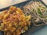 「「ボリューム満点でコスパ抜群!!」“話題のスーパー”で発見。399円の天丼＆そばセット、メガ盛りチキンカツ重などおすすめ弁当4選」の画像10