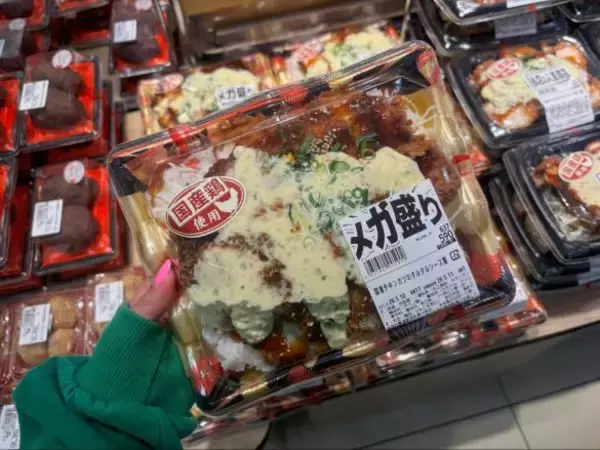 「「ボリューム満点でコスパ抜群!!」“話題のスーパー”で発見。399円の天丼＆そばセット、メガ盛りチキンカツ重などおすすめ弁当4選」の画像