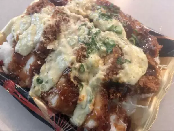 「「ボリューム満点でコスパ抜群!!」“話題のスーパー”で発見。399円の天丼＆そばセット、メガ盛りチキンカツ重などおすすめ弁当4選」の画像