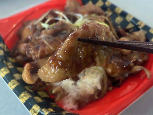 「ボリューム満点でコスパ抜群!!」“話題のスーパー”で発見。399円の天丼＆そばセット、メガ盛りチキンカツ重などおすすめ弁当4選
