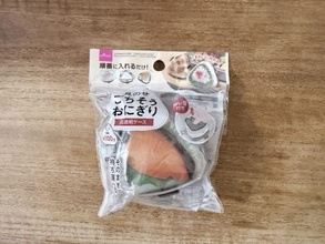 もう熱いご飯を触らなくていい！ ダイソー110円“握らないおにぎりケース”が想像以上に便利。外から具が見えるのも◎