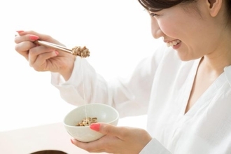 納豆に“まぜるだけ”で健康効果が爆上がり！ スーパーですぐ買える「最高の相棒」が意外すぎた