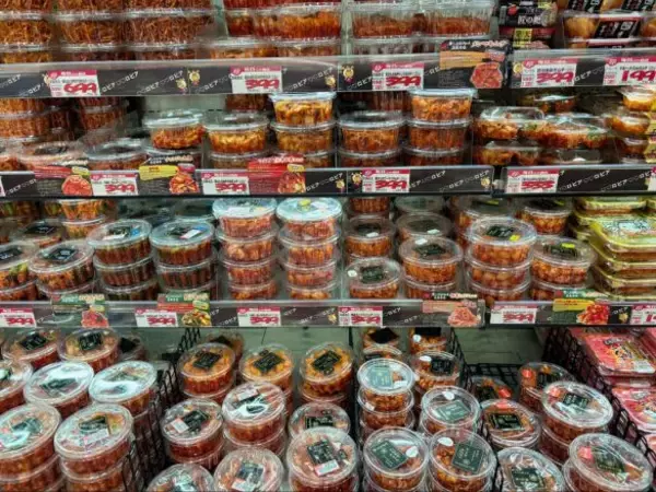 「430円でこの旨さ!?激安スーパー「ロピア」の本格キムチがコスパ最強だった！コリコリ食感の「メンマ」やネバネバ「山芋」に衝撃」の画像