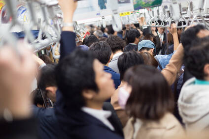 満員電車で“ぶつかりおじさん”に絡まれて…思わず取り出した“最強の武器”で一発撃退