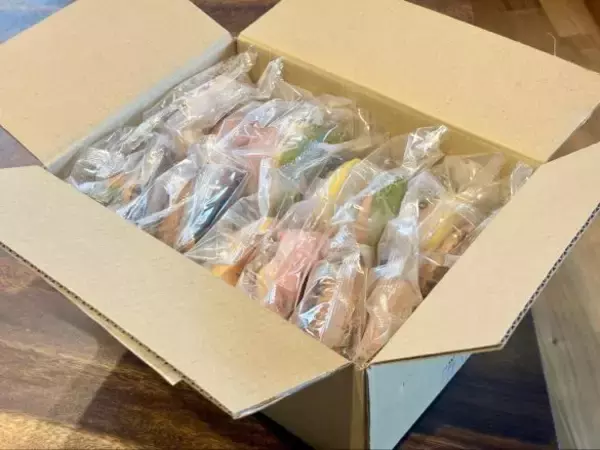 「話題の「“訳あり”冷凍ドーナツ」を買ってみた！2000円台で16個入り、箱ギッシリの中身を全部見せ」の画像