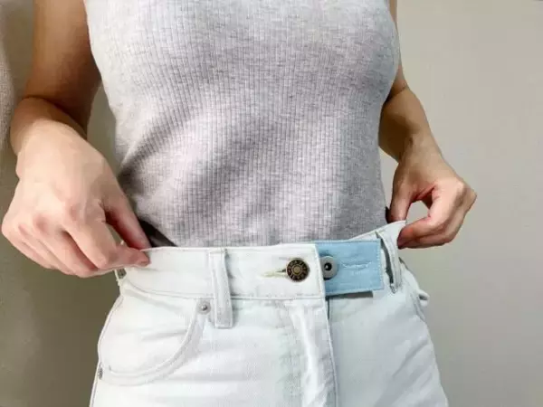 「ズボンのウエストを「最大6cm」も伸ばせる100均アイテムを発見！食べ過ぎ時の救世主に」の画像