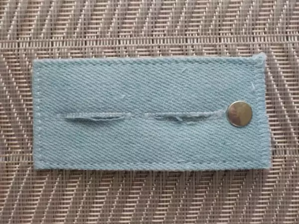 「ズボンのウエストを「最大6cm」も伸ばせる100均アイテムを発見！食べ過ぎ時の救世主に」の画像