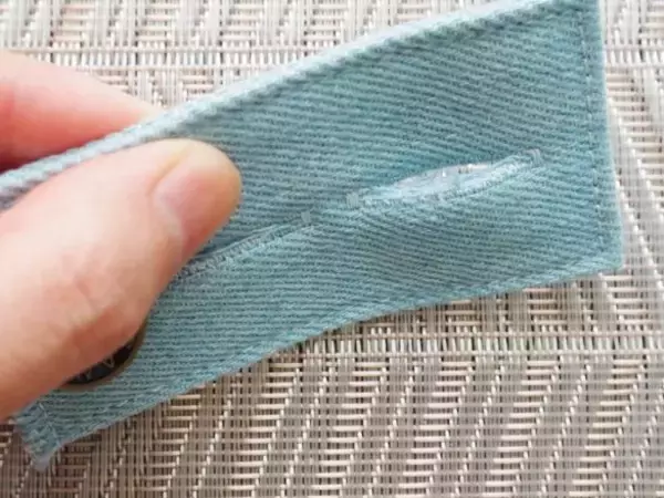 「ズボンのウエストを「最大6cm」も伸ばせる100均アイテムを発見！食べ過ぎ時の救世主に」の画像