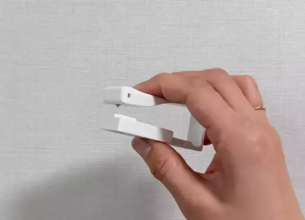 「「開かなくてイライラする～！」豆腐パックやポテチの袋を、気持ちよく“スパッ”と開ける方法。セリアの110円アイテムが優秀すぎた」の画像
