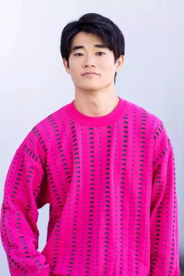 キムタク主演作でデビューした28歳俳優の“まさかの父親”。サッカー界レジェンドの父に激似の“短髪姿”に注目