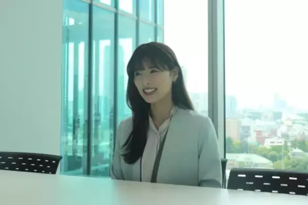 「宝塚とは違う…元タカラジェンヌ・ゆいかれん、“普通のOL”役で初めて知った「社会人あるある」に驚き」の画像