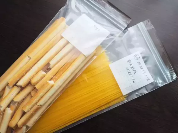 「使いかけパスタ、濡れた折り畳み傘…どうしたらいいかわからない問題→無印良品アイテムで解決！コスパよし」の画像