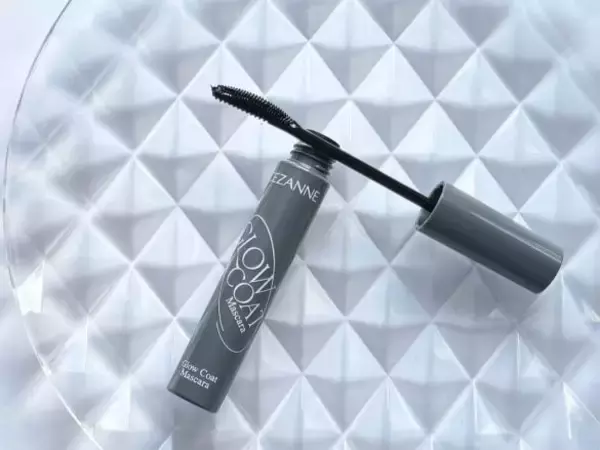 「40代「アイメイクを盛るほど老けて見える」問題。660円の“引き算マスカラ”で簡単に若見え！」の画像