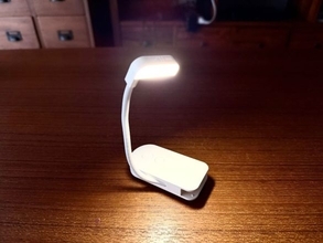 寝る前はもう手放せない！ 3COINSの“小さな手元ライト”を激推しする理由。たった880円で想像以上に高機能