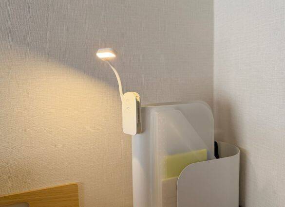 寝る前はもう手放せない！ 3COINSの“小さな手元ライト”を激推しする理由。たった880円で想像以上に高機能