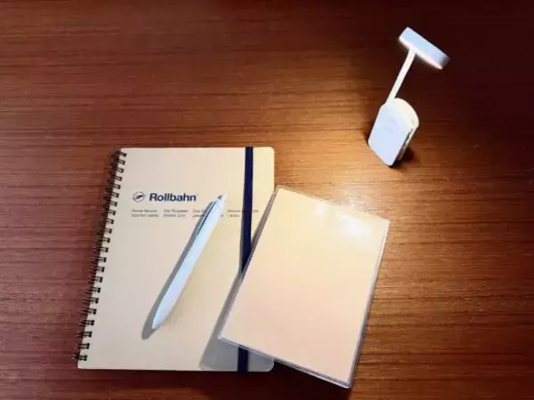 「寝る前はもう手放せない！ 3COINSの“小さな手元ライト”を激推しする理由。たった880円で想像以上に高機能」の画像