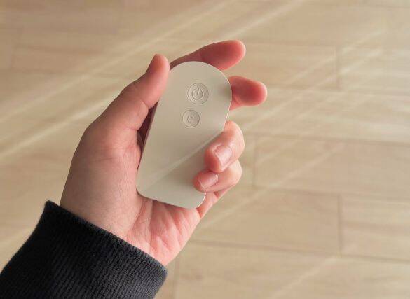 寝る前はもう手放せない！ 3COINSの“小さな手元ライト”を激推しする理由。たった880円で想像以上に高機能