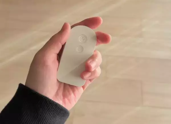 「寝る前はもう手放せない！ 3COINSの“小さな手元ライト”を激推しする理由。たった880円で想像以上に高機能」の画像