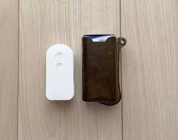 「寝る前はもう手放せない！ 3COINSの“小さな手元ライト”を激推しする理由。たった880円で想像以上に高機能」の画像