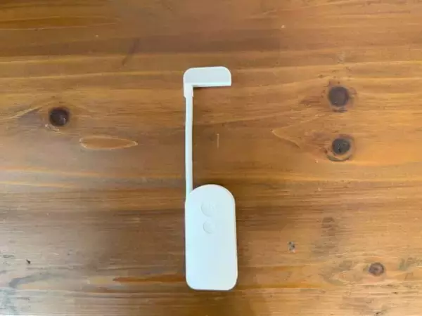 「寝る前はもう手放せない！ 3COINSの“小さな手元ライト”を激推しする理由。たった880円で想像以上に高機能」の画像