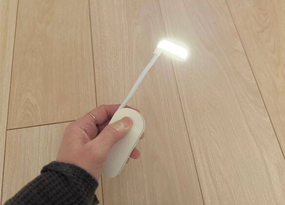 寝る前はもう手放せない！ 3COINSの“小さな手元ライト”を激推しする理由。たった880円で想像以上に高機能