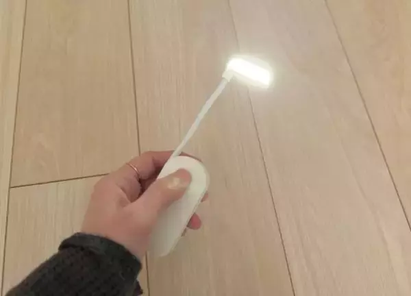 「寝る前はもう手放せない！ 3COINSの“小さな手元ライト”を激推しする理由。たった880円で想像以上に高機能」の画像