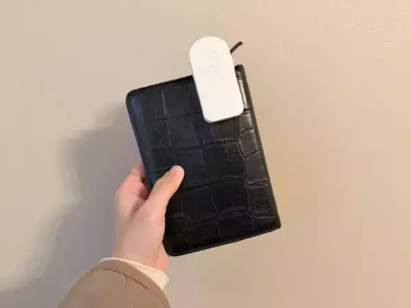 「寝る前はもう手放せない！ 3COINSの“小さな手元ライト”を激推しする理由。たった880円で想像以上に高機能」の画像