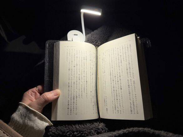 寝る前はもう手放せない！ 3COINSの“小さな手元ライト”を激推しする理由。たった880円で想像以上に高機能